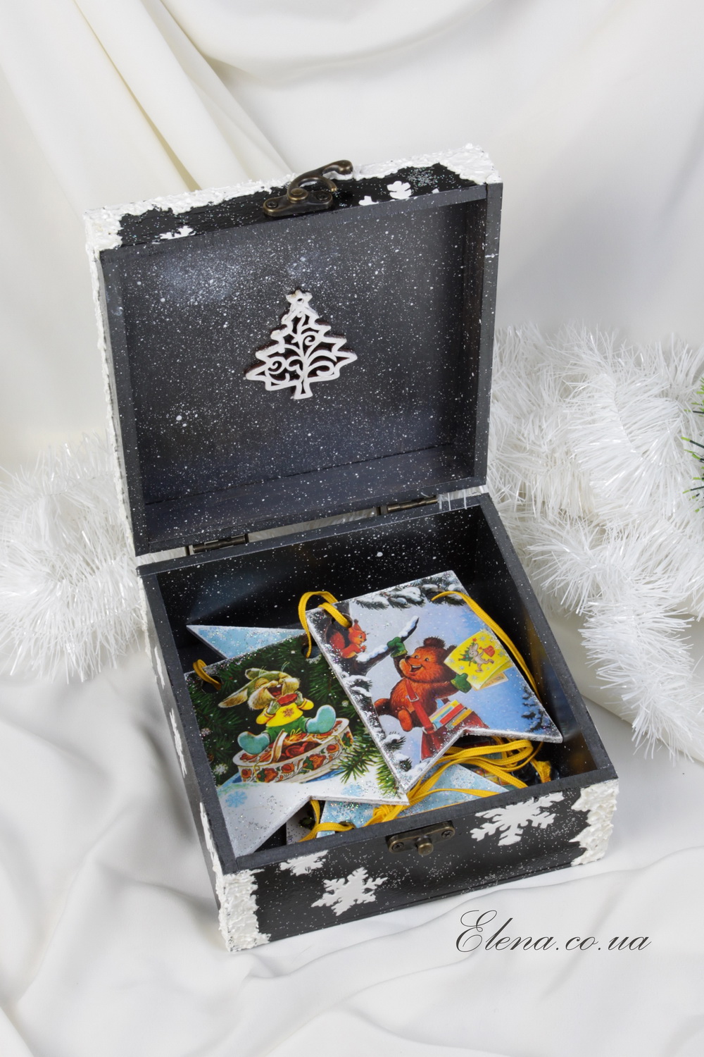 Новогодние флажки в коробе